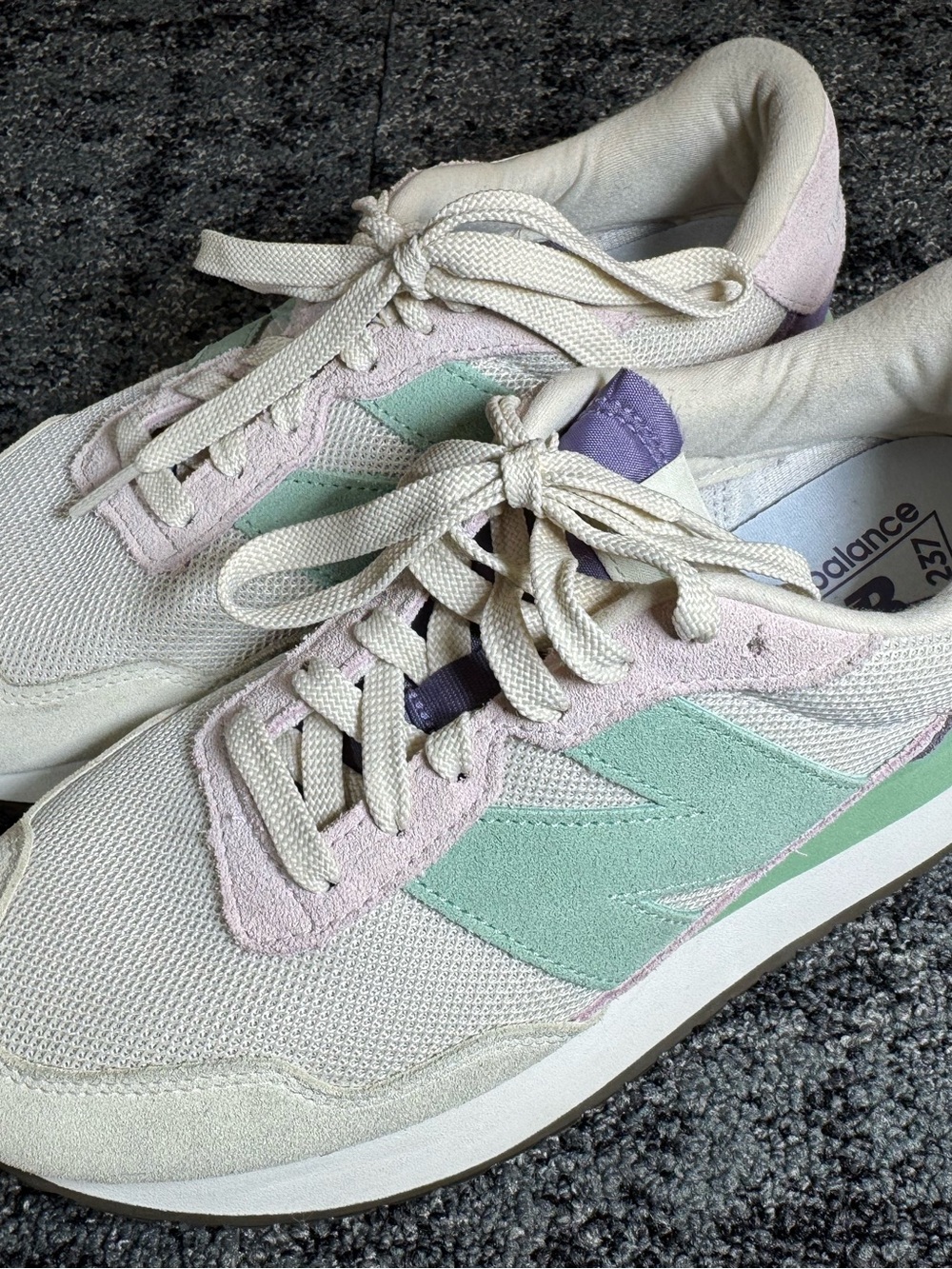 New Balance Women's 237 V1 Sneaker Size 8,5